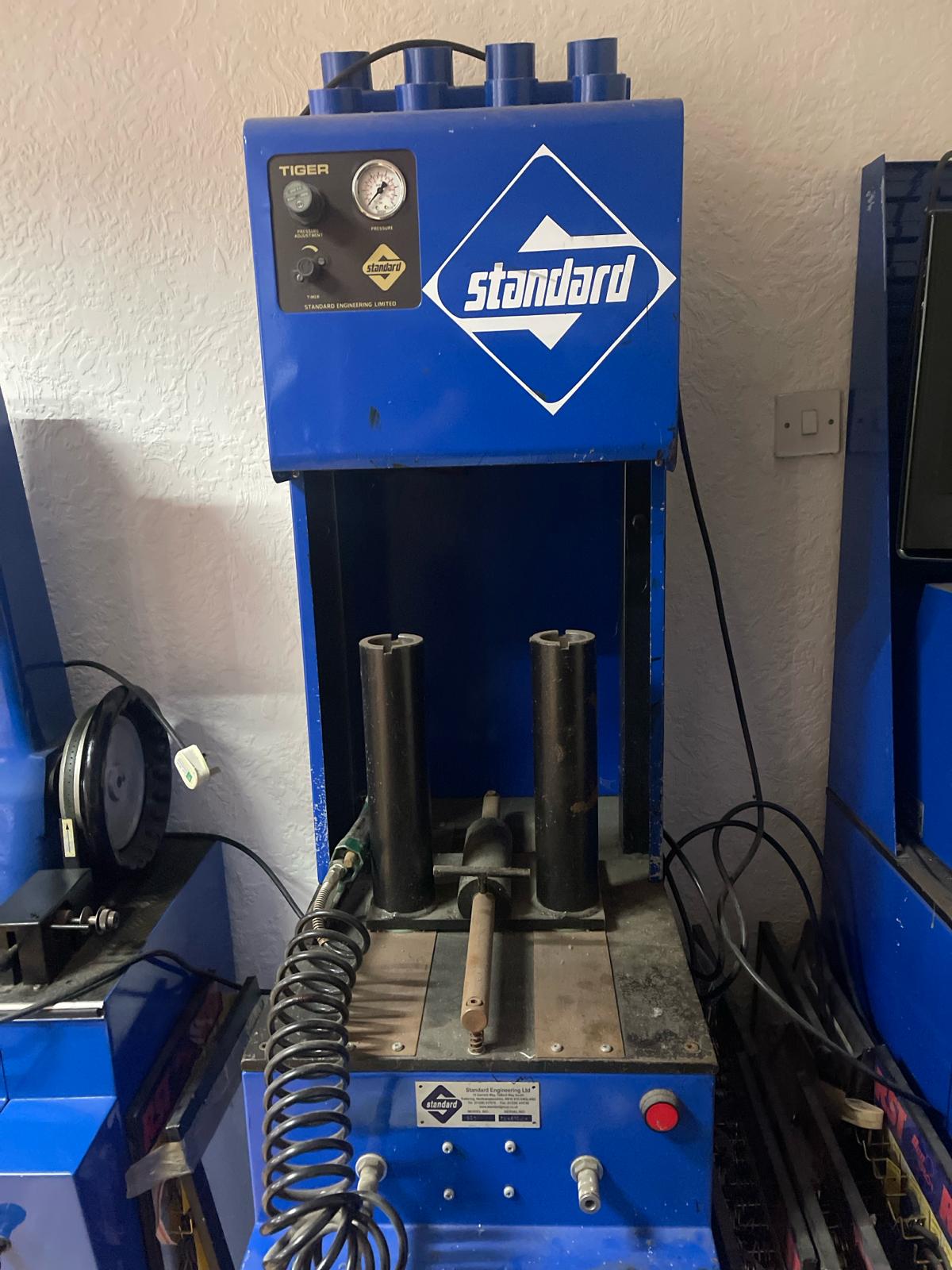 Secondhand Shop Equipment Cobblers Shoe Repairing Manufacturing