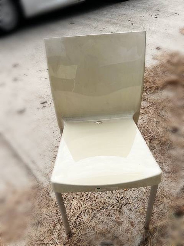 Cream out door chairs