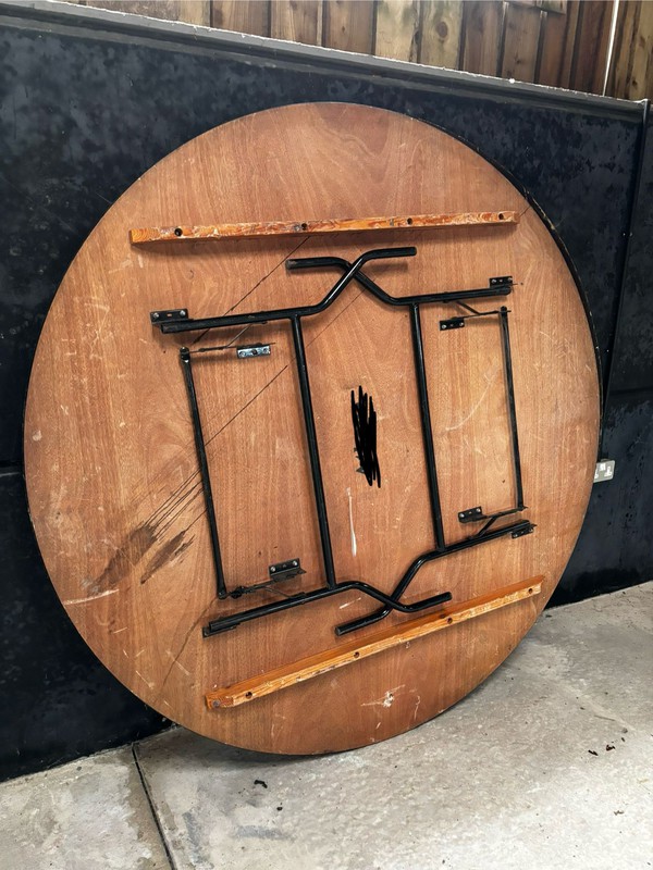 5ft round table with rubber bumper and American legs 5ft round table with rubber bumper and American legs