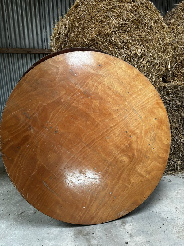 Varnished 5ft round table with rubber bumpers Varnished 5ft round table with rubber bumpers