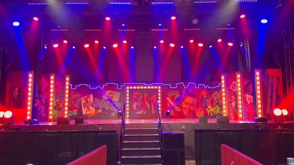 Secondhand Versatile Show Set with Festoons and Central Doors For Sale