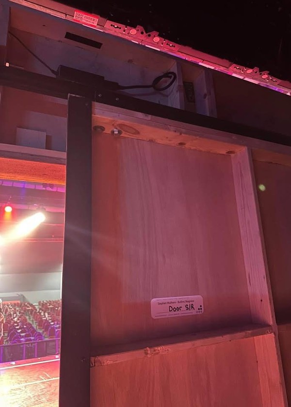 Secondhand Versatile Show Set with Festoons and Central Doors For Sale
