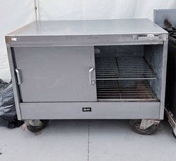 Hot cupboard on wheels