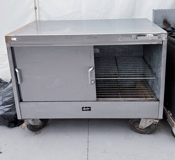 Hot cupboard on wheels