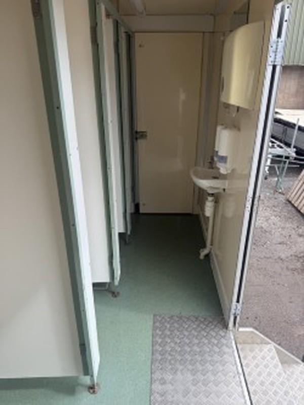 5 + 2 Toilet trailer for sale