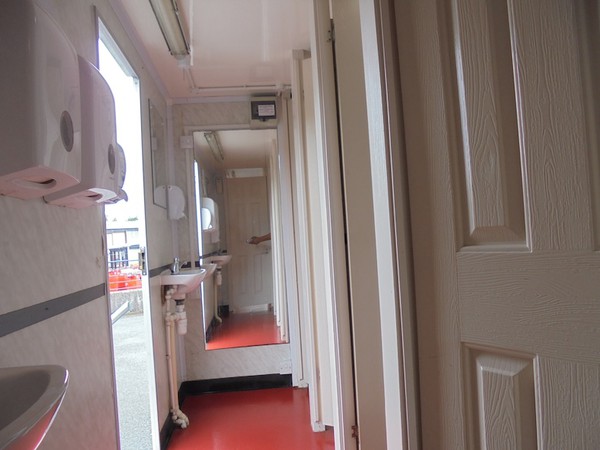 Selling 5 + 2 Toilet Trailer