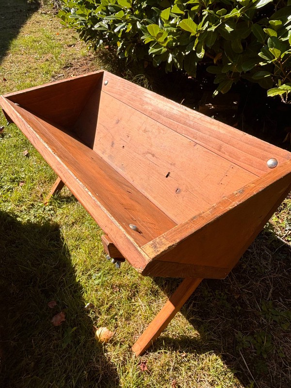 Drinks display trough