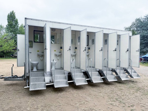 Muli bay toilet trailer