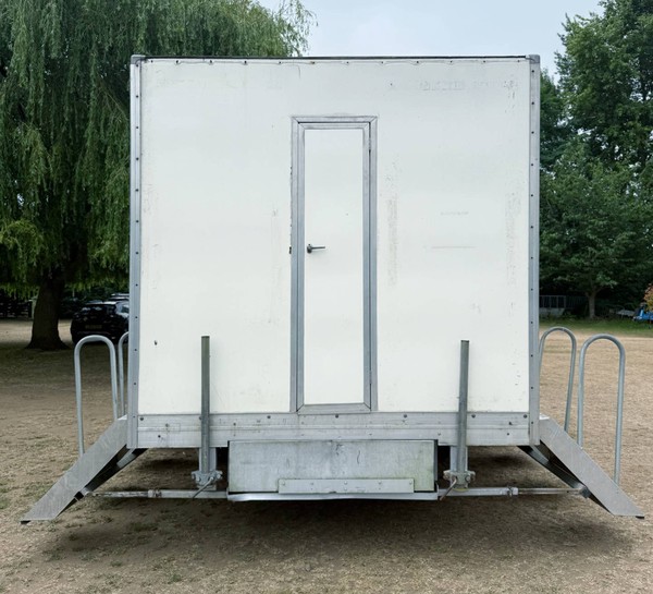 Toilet trailer rear