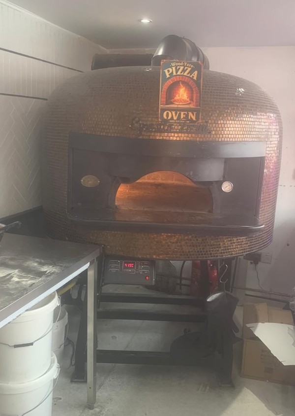 Wood and gas fired pizza oven
