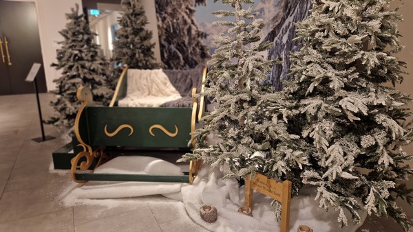 Second hand Santa’s Sleigh Christmas Scene