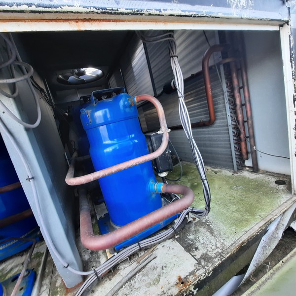 Ice rink refrigeration equipment