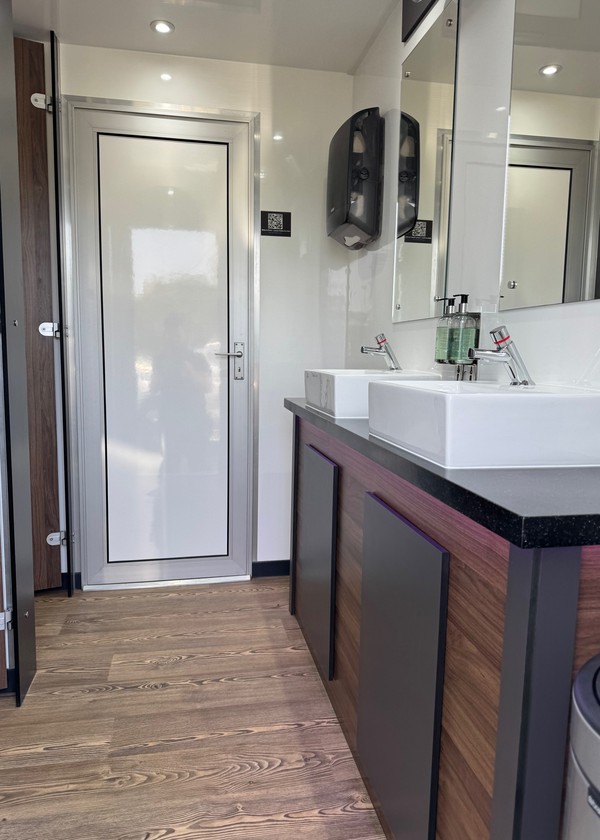 Secondhand 3 + 1 Recirc Twin Axle Luxury Toilet Trailer For Sale