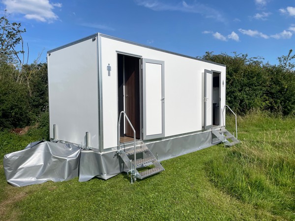 Secondhand 3 + 1 Recirc Twin Axle Luxury Toilet Trailer For Sale