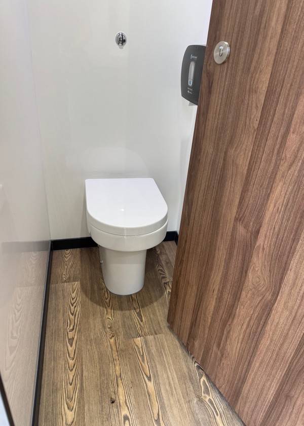 Secondhand 3 + 1 Recirc Twin Axle Luxury Toilet Trailer For Sale