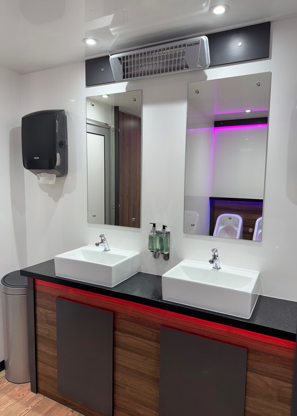 Secondhand 3 + 1 Recirc Twin Axle Luxury Toilet Trailer For Sale