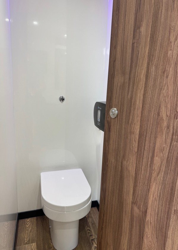 Secondhand 3 + 1 Recirc Twin Axle Luxury Toilet Trailer For Sale