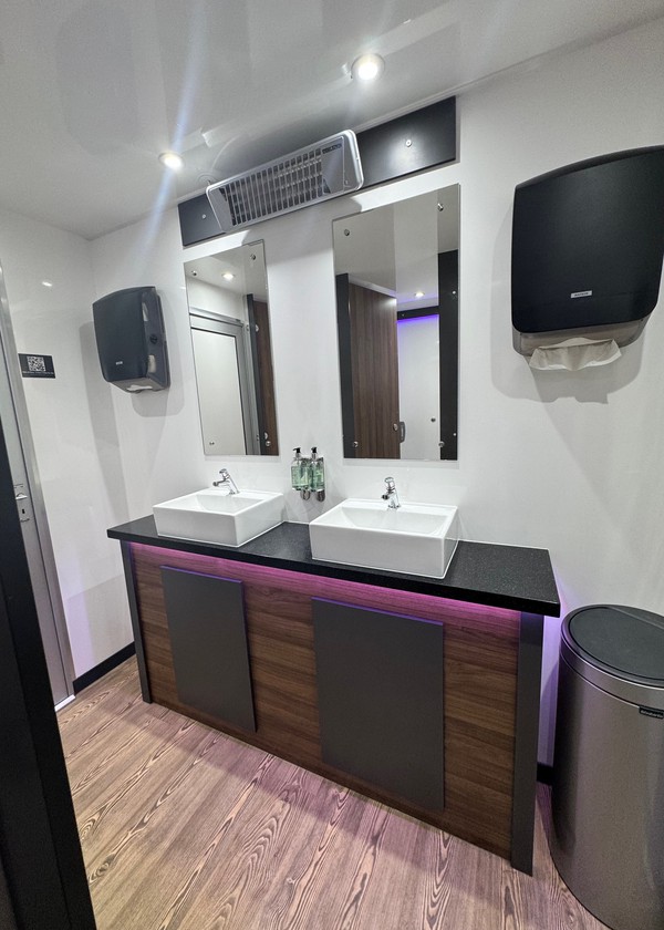 Secondhand 3 + 1 Recirc Twin Axle Luxury Toilet Trailer For Sale