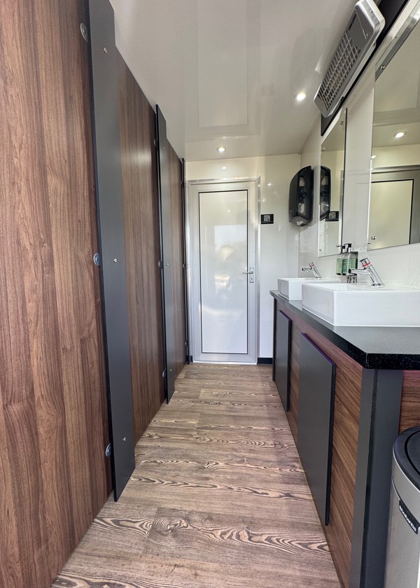 Secondhand 3 + 1 Recirc Twin Axle Luxury Toilet Trailer For Sale