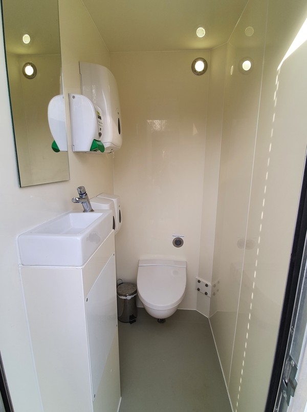 10x Toilet Pods With Sinks