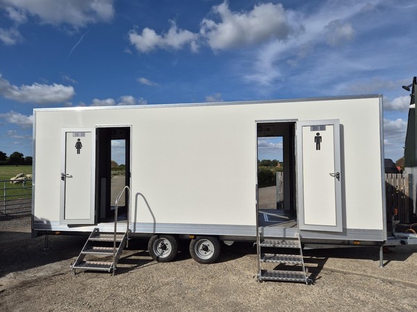 4+2 Recirc Toilet Trailer