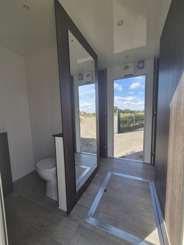 4+2 Toilet Trailer for sale