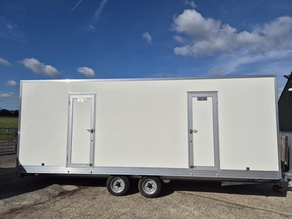 White 4+2 Toilet Trailer