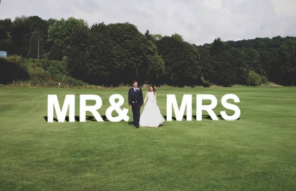 Mr and Mrs wedding sign
