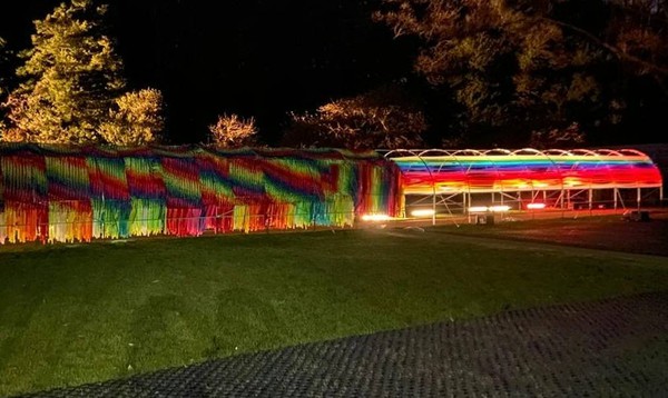 Luminaire ribbon tunnel