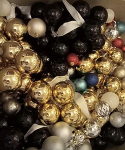Mixed box of baubles aprox 200 job lot