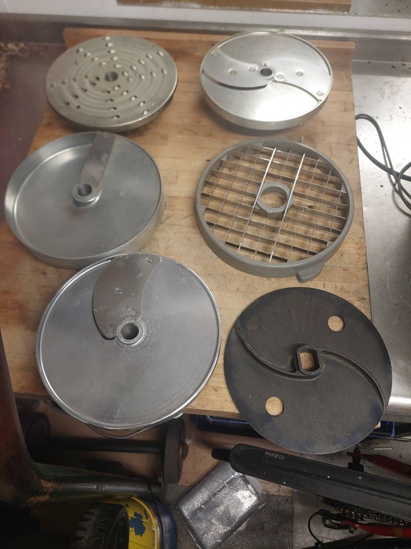CL 42 Blades 3mm single blade, 3mm double blade, 6mm Julliane blade, 8mm Dicer, grater