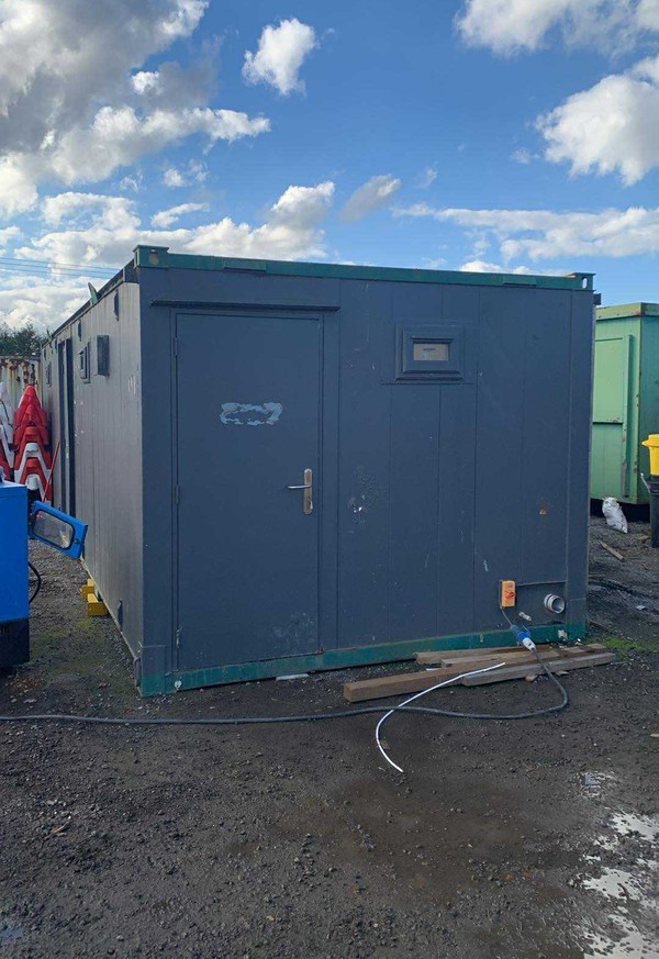 Secondhand 5 + 1 Toilet Block With Shower