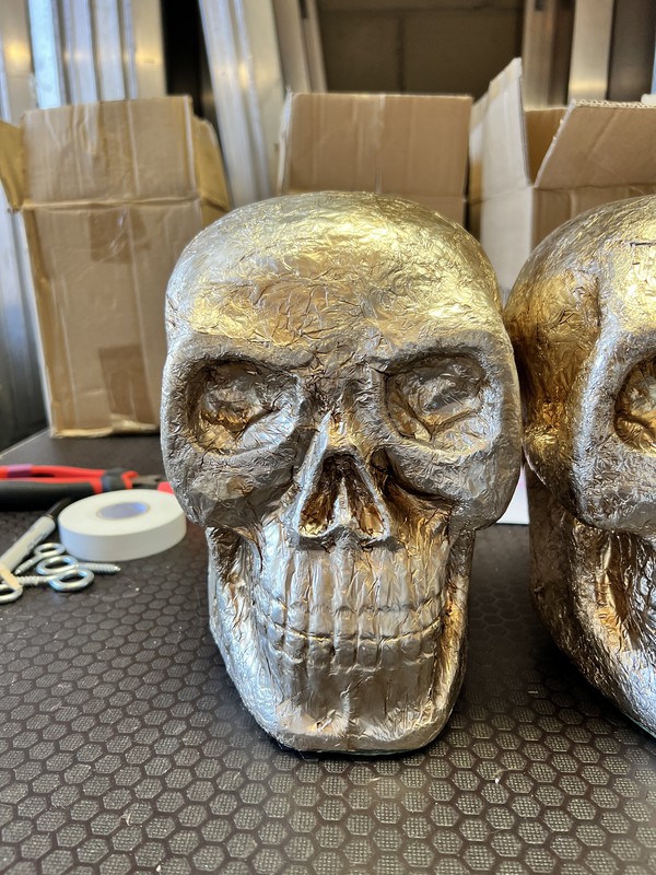Secondhand 10x Metallic Skulls