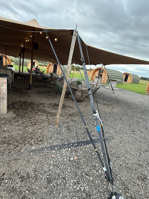 Stretch tent with rigging (pegs and guy ropes)