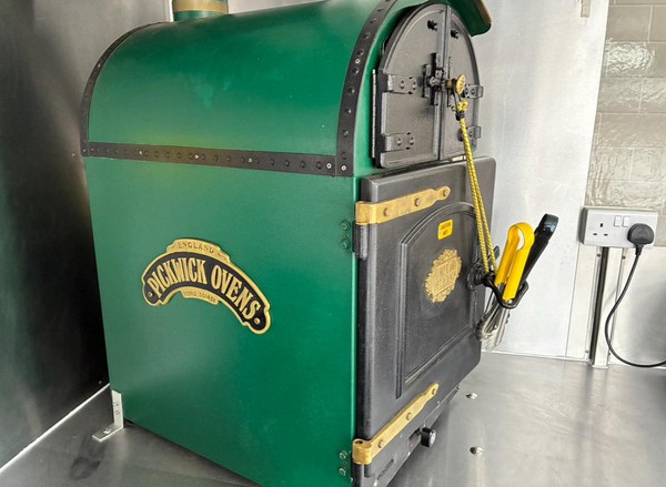 Catering van with Potablo oven