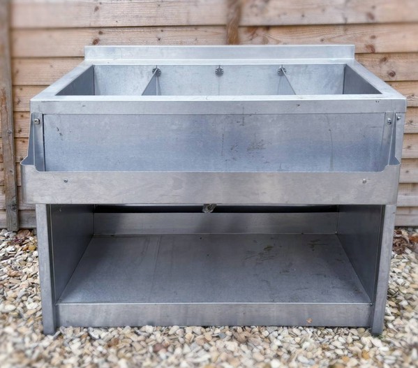 Freestanding ice well