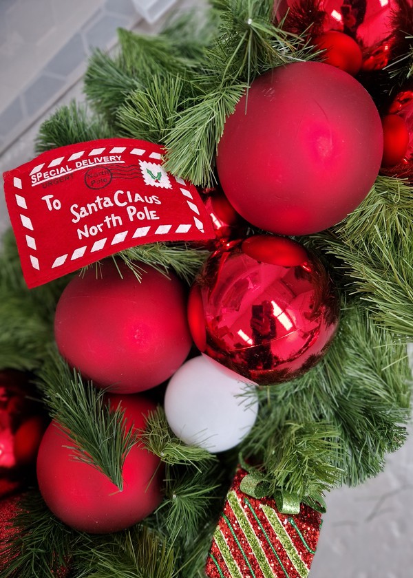 Secondhand Naughty or Nice Window Garlands For Sale