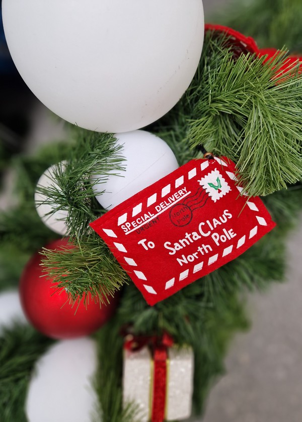 Secondhand Naughty or Nice Window Garlands For Sale
