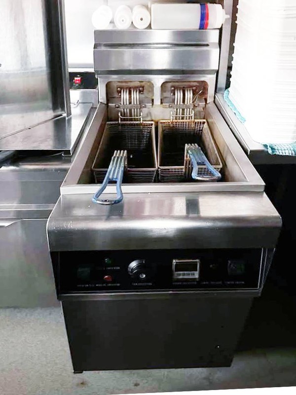 Single tank floor standing fryer twin baskets Single tank floor standing fryer twin baskets