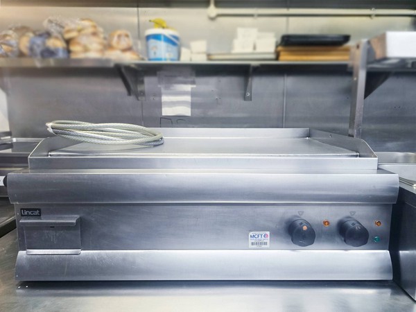 Used Lincat 900mm Electric Dual Griddle (GS9) Used Lincat 900mm Electric Dual Griddle (GS9)