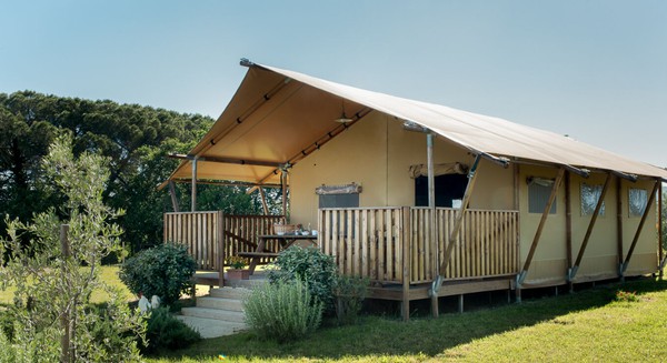 Safari lodge on wooden base Safari lodge on wooden base