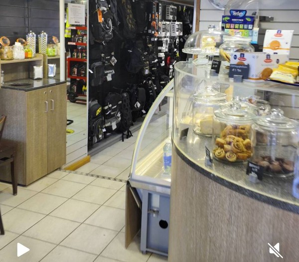 Curved ambient display counter