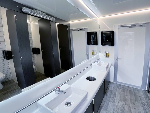 Second hand 3+1 toilet trailer Second hand 3+1 toilet trailer