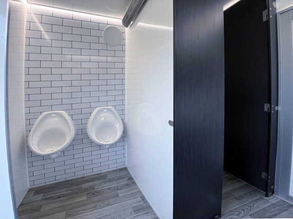 2 + 1 toilet traile rwith 2 urinals 2 + 1 toilet traile rwith 2 urinals