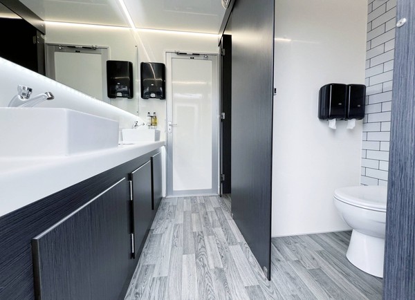 Second hand 2 + 1 toilet trailer Second hand 2 + 1 toilet trailer