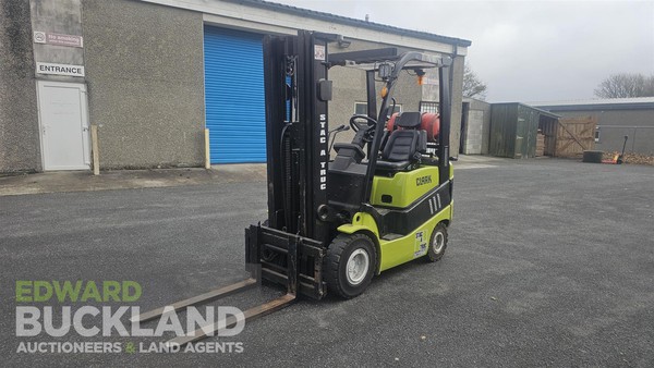 Fork lift truck