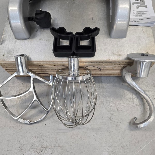 Mixer with dough hook, beater and whisk Mixer with dough hook, beater and whisk