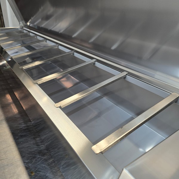 New B Grade Polar Pizza Topping Fridge 10 x 1/4 Gastro FA857 For Sale New B Grade Polar Pizza Topping Fridge 10 x 1/4 Gastro FA857 For Sale