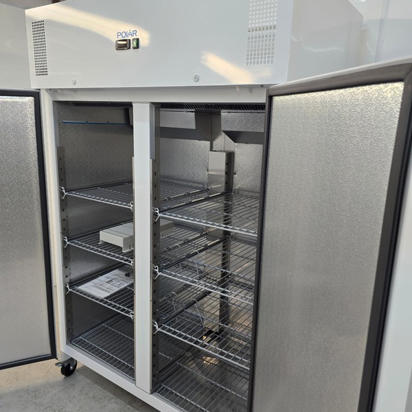 Large restaurant kitchen fridge Large restaurant kitchen fridge