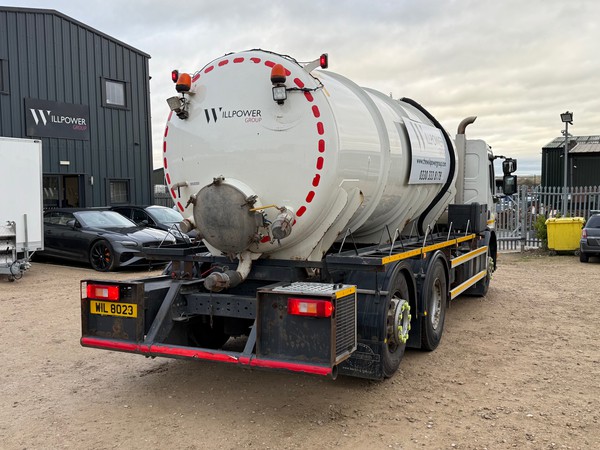 Large vacuum tank truck